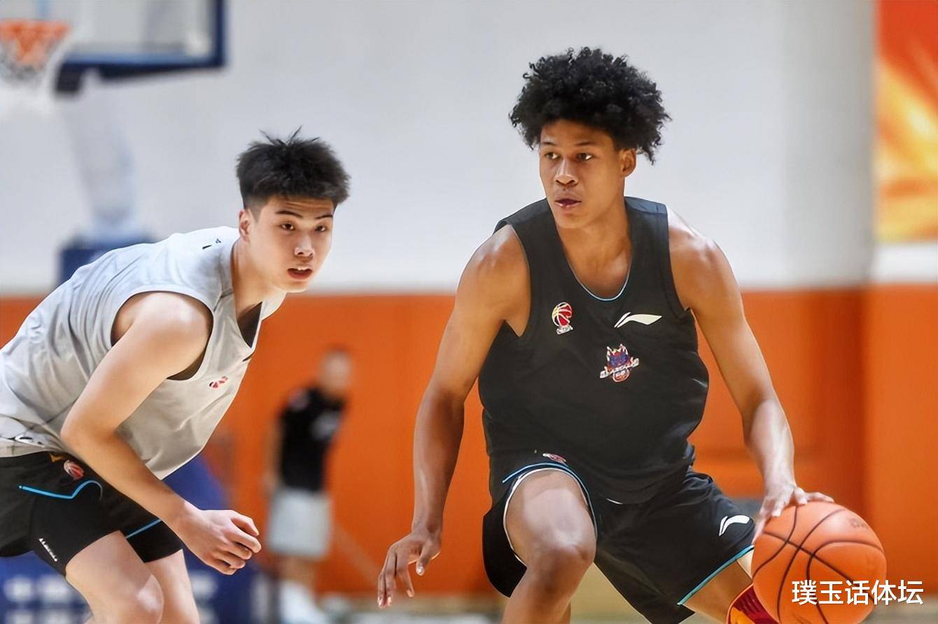 里程碑夜山东男篮状态回暖，世俱杯赛后刷纪录，管理层满意，阵容厚度经受考验的简单介绍